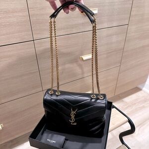 LOULOU MEDIUM IN QUILTED LEATHER
NOIR